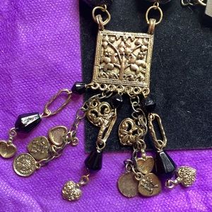 NWT Beautiful necklace and earrings set